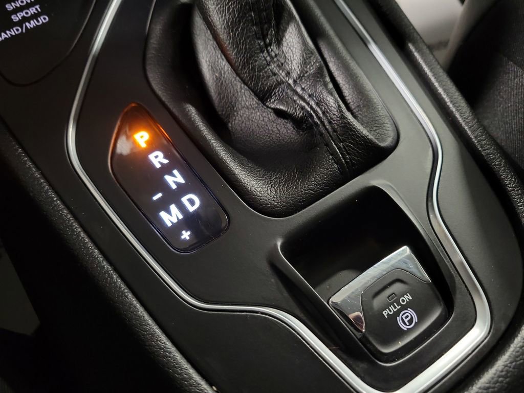 Used 2019 Jeep Cherokee Latitude Plus w/ Comfort/Convenience Group image 16