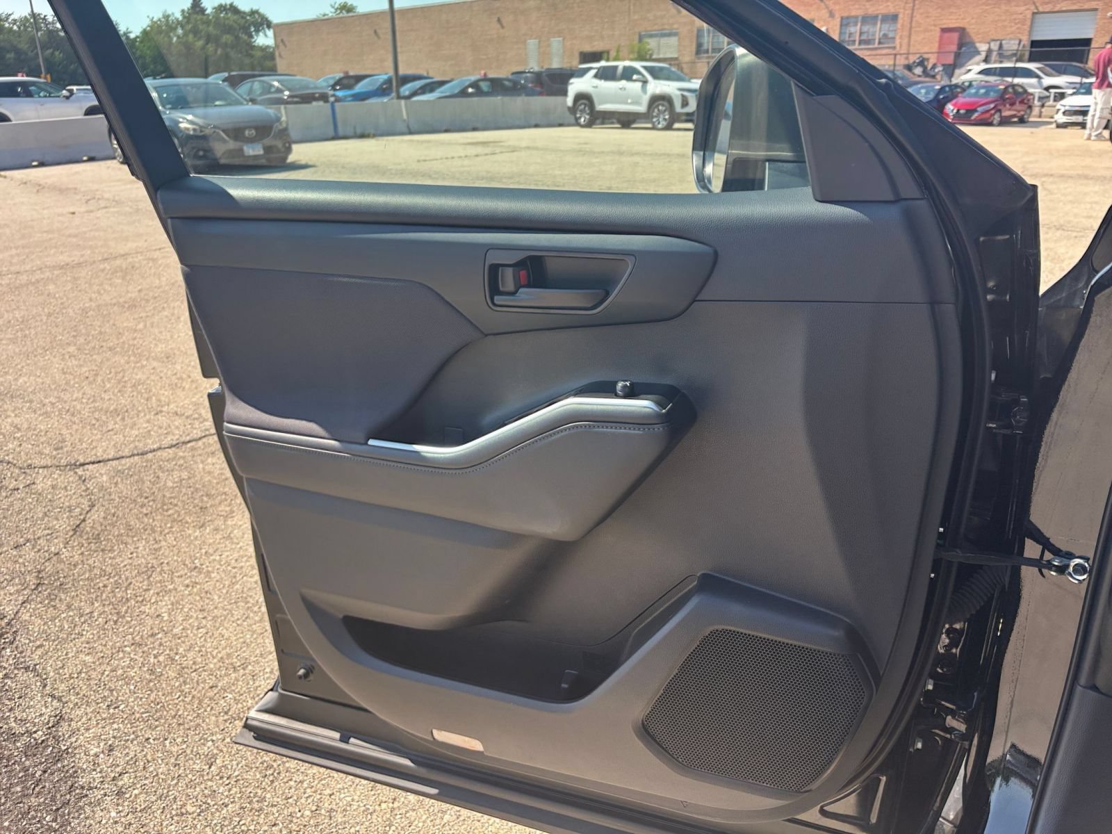 Used 2025 Toyota Highlander LE FWD image 15