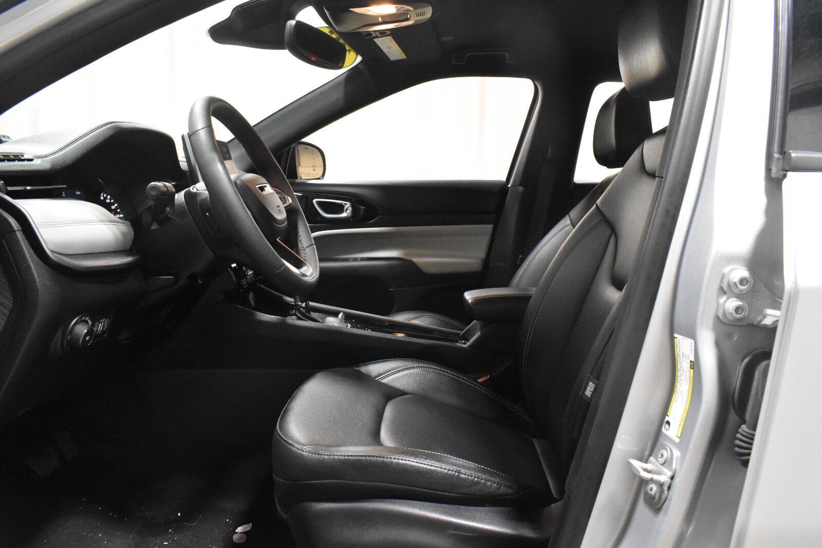 Used 2025 Jeep Compass Limited AWD/4WD image 3