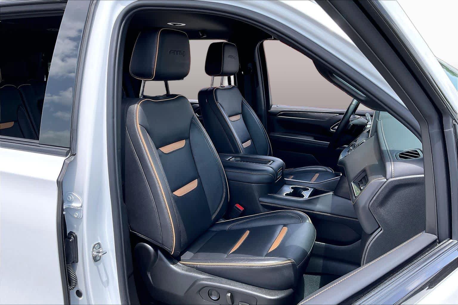 Used 2024 GMC Yukon AT4 w/ Technology Package AWD/4WD image 9