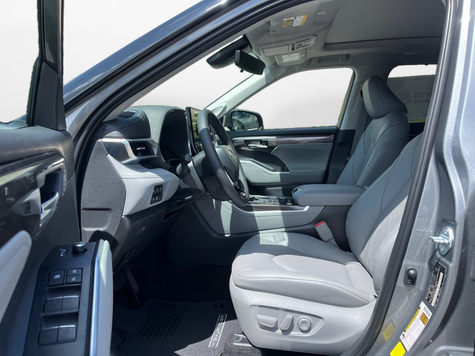 New 2026 Toyota Highlander Platinum AWD/4WD image 9
