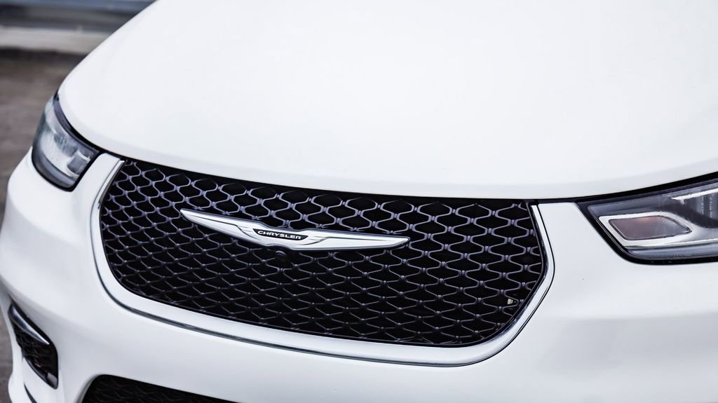 Certified 2024 Chrysler Pacifica Touring-L image 6
