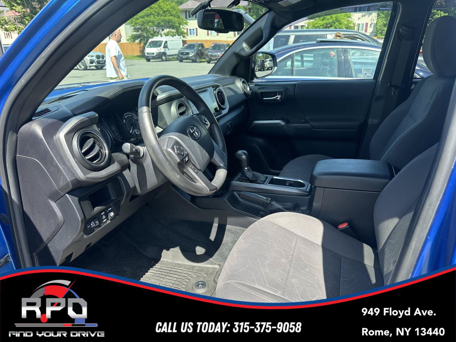 Used 2017 Toyota Tacoma TRD Off-Road w/ Premium & Technology Package AWD/4WD image 24