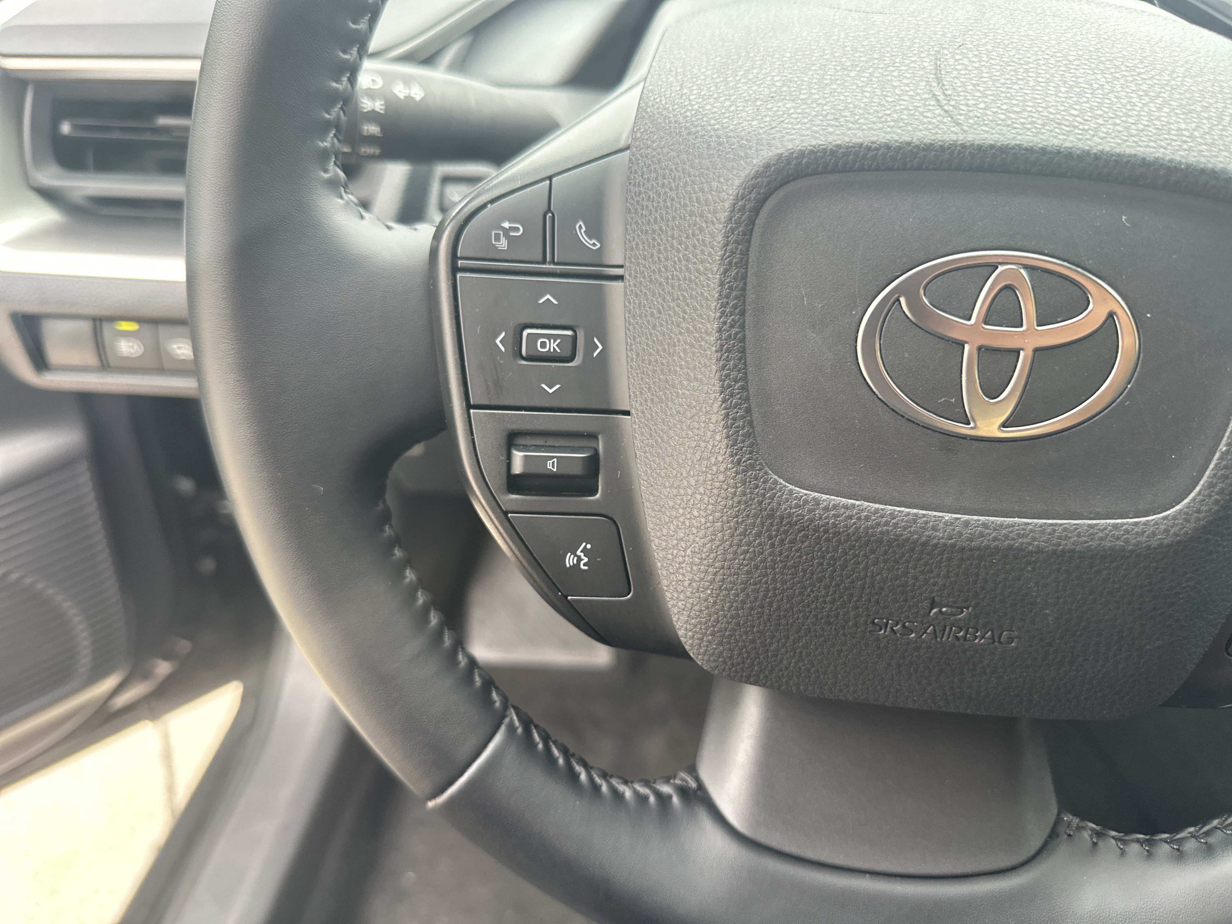 Used 2025 Toyota Prius LE FWD image 18