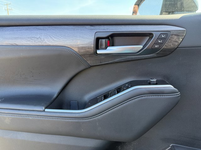 Used 2025 Toyota Highlander Platinum image 22