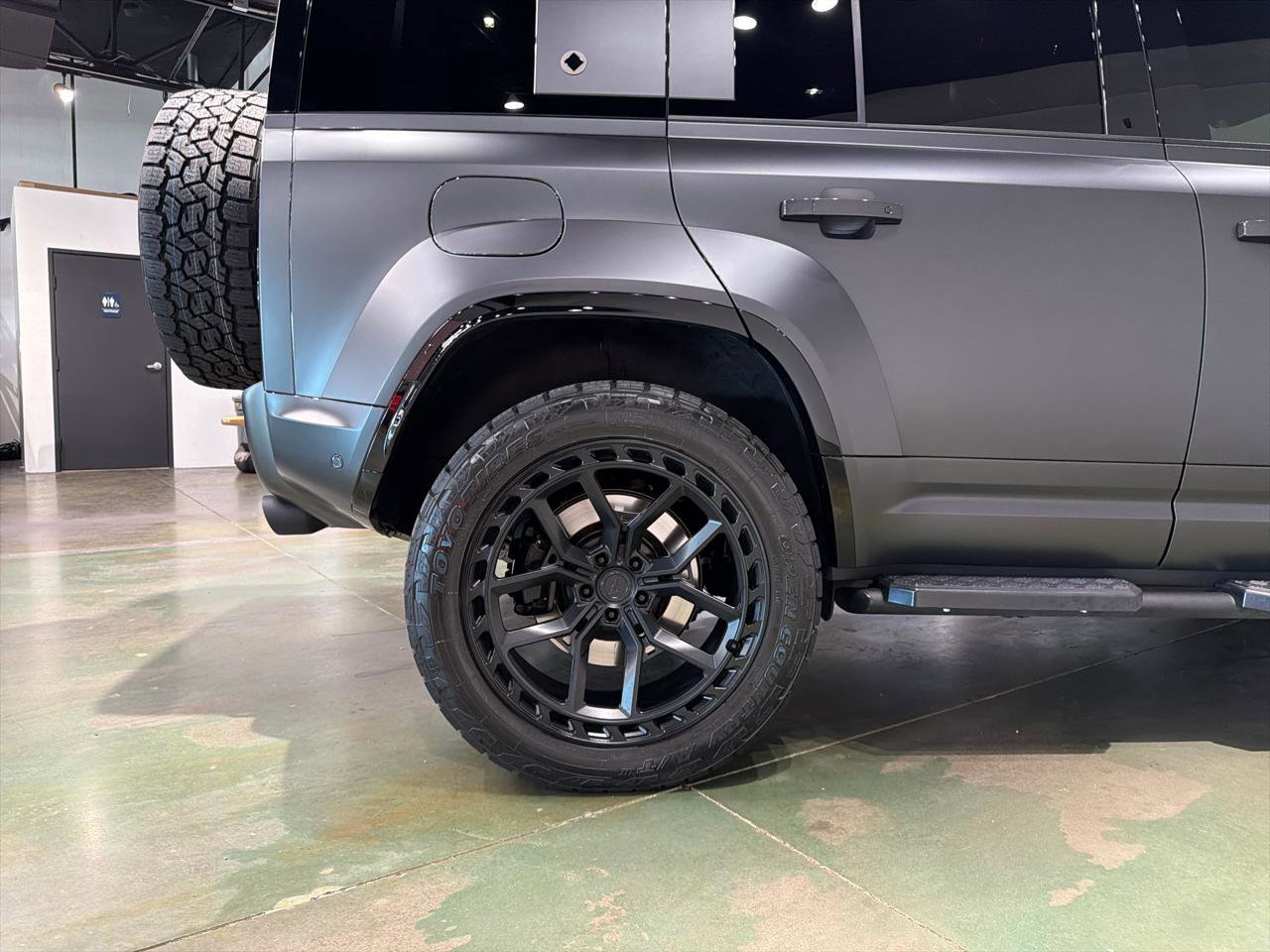 Used 2025 Land Rover Defender 110 image 8