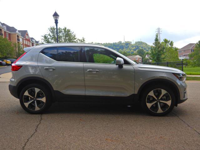 Used 2025 Volvo XC40 B5 Plus AWD/4WD image 7