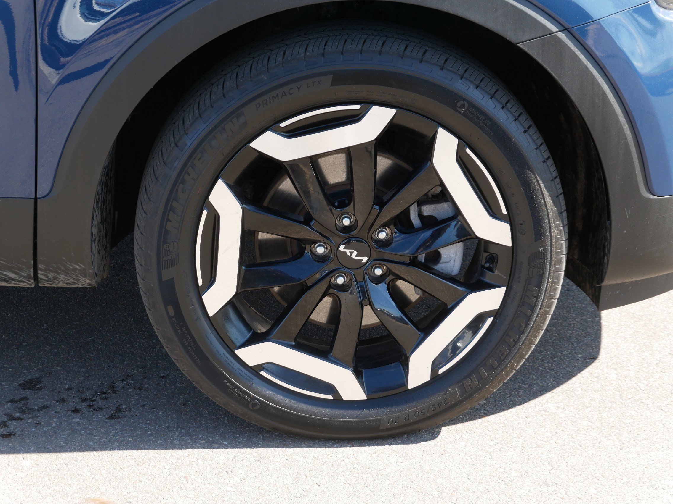 Used 2023 Kia Telluride EX w/ EX Captain's Chair Package image 15