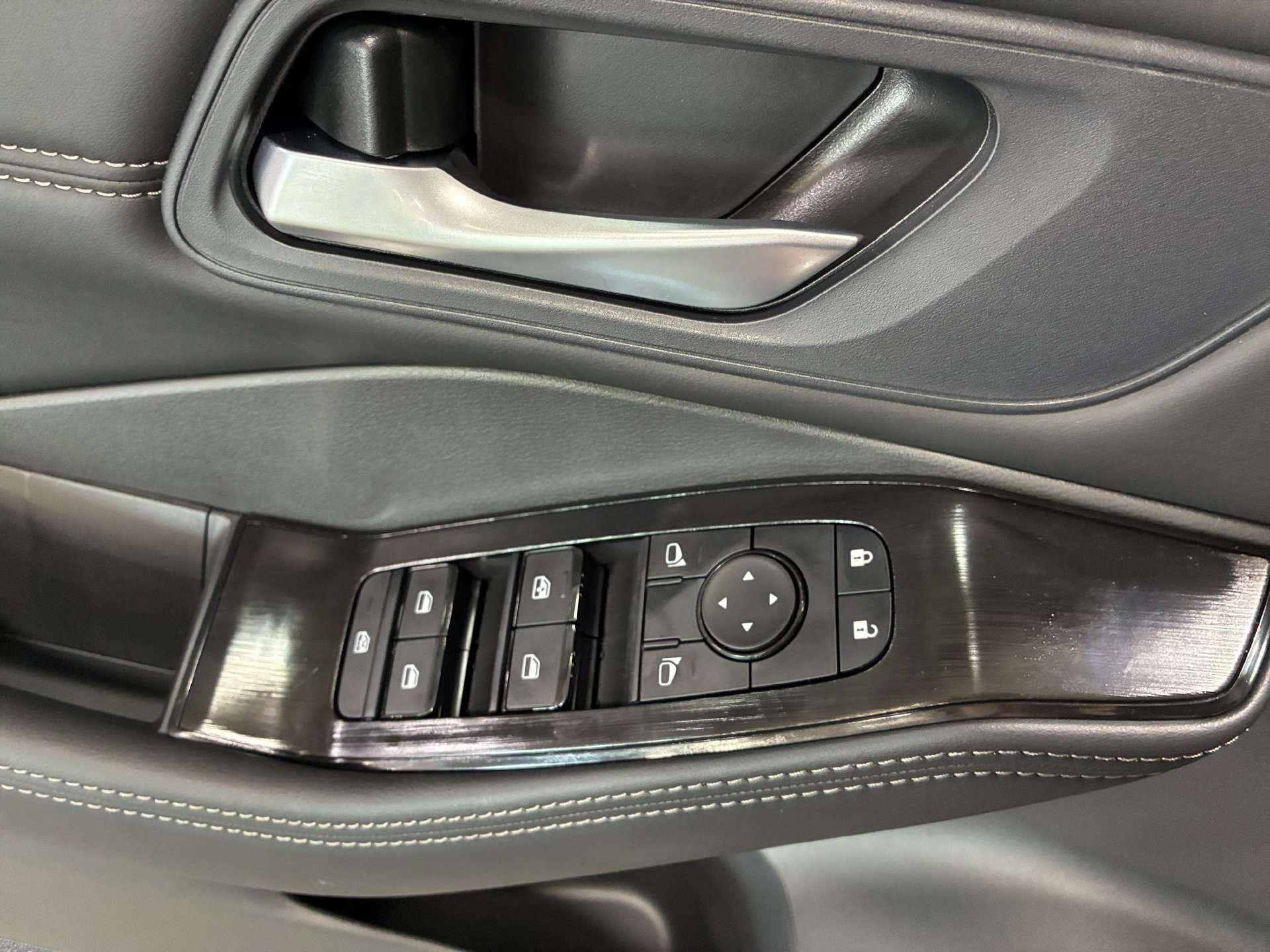 New 2026 Nissan Rogue Dark Armor AWD/4WD image 27