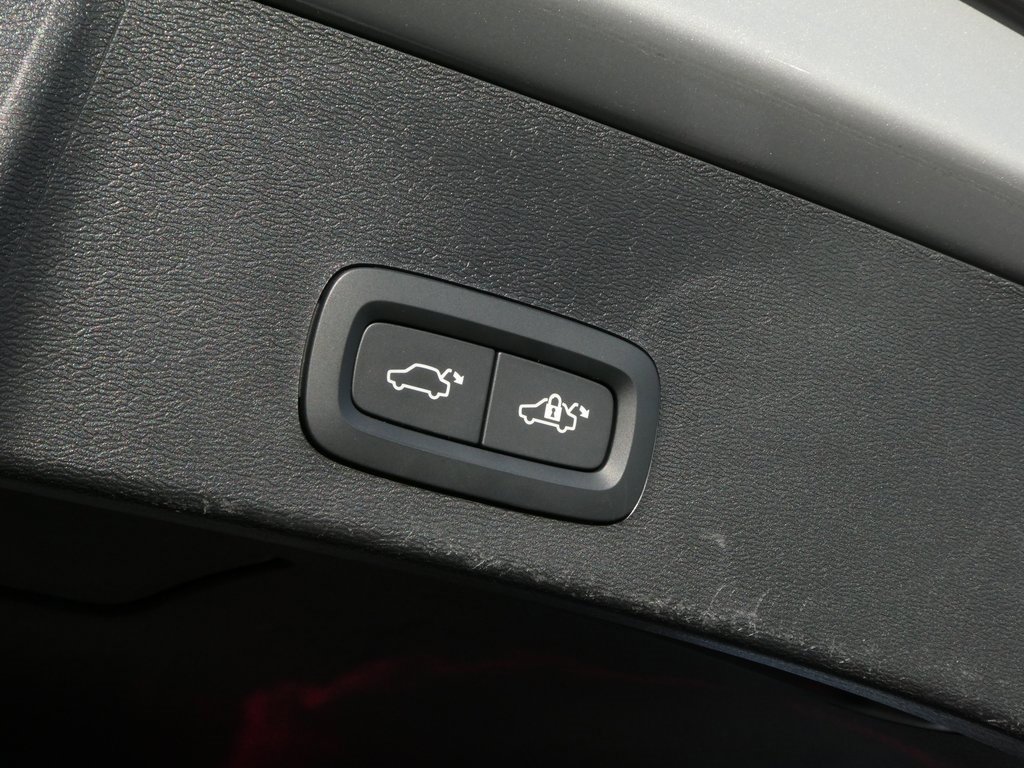 Used 2024 Volvo XC40 B5 Plus image 23