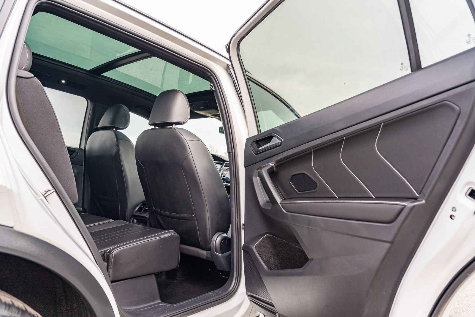 Used 2024 Volkswagen Tiguan SE R-Line image 14