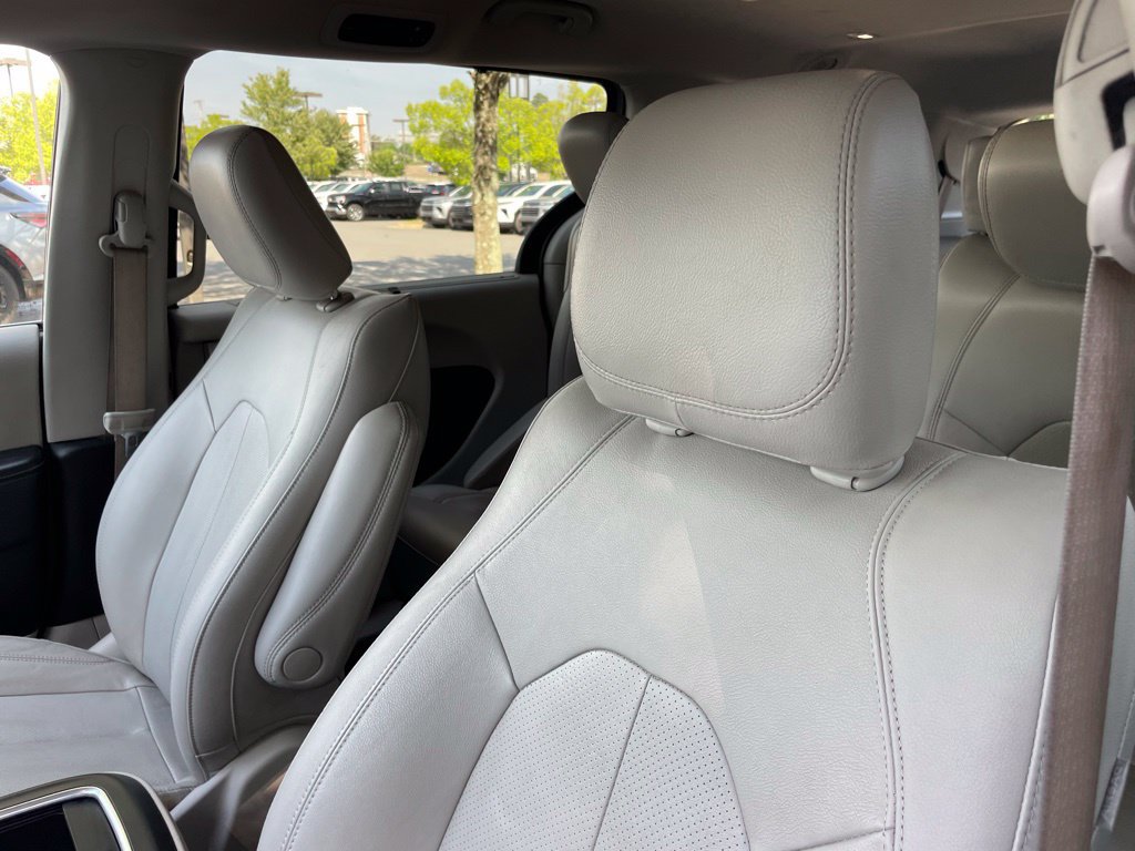Used 2021 Chrysler Pacifica Touring-L FWD image 25