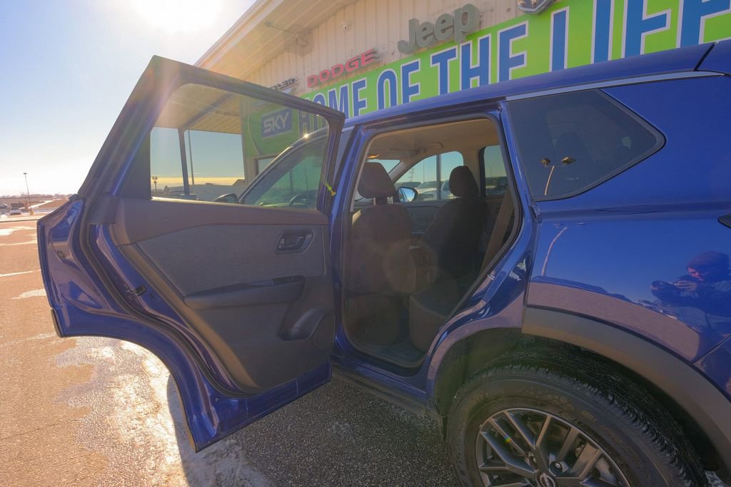 Used 2023 Nissan Rogue S image 27