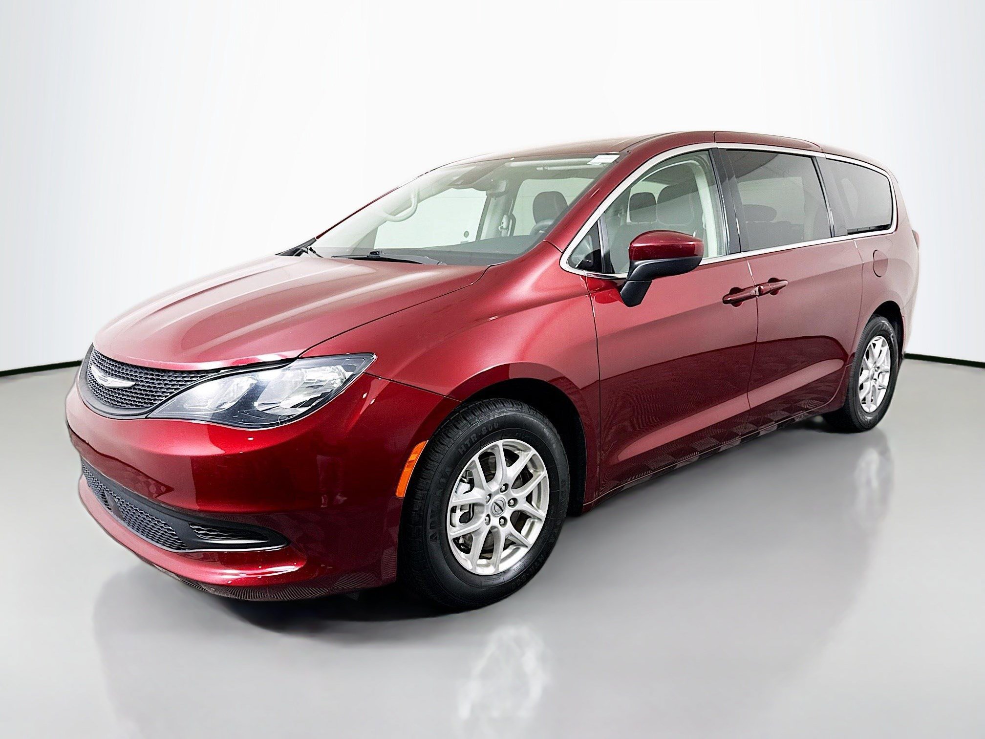 Used 2023 Chrysler Voyager LX FWD image 4