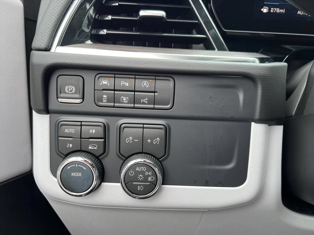 Used 2026 Chevrolet Suburban Premier AWD/4WD image 17