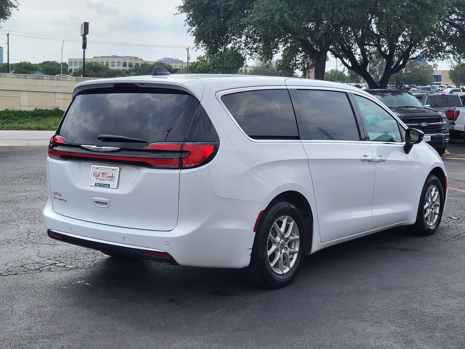 Used 2025 Chrysler Pacifica Select FWD image 4
