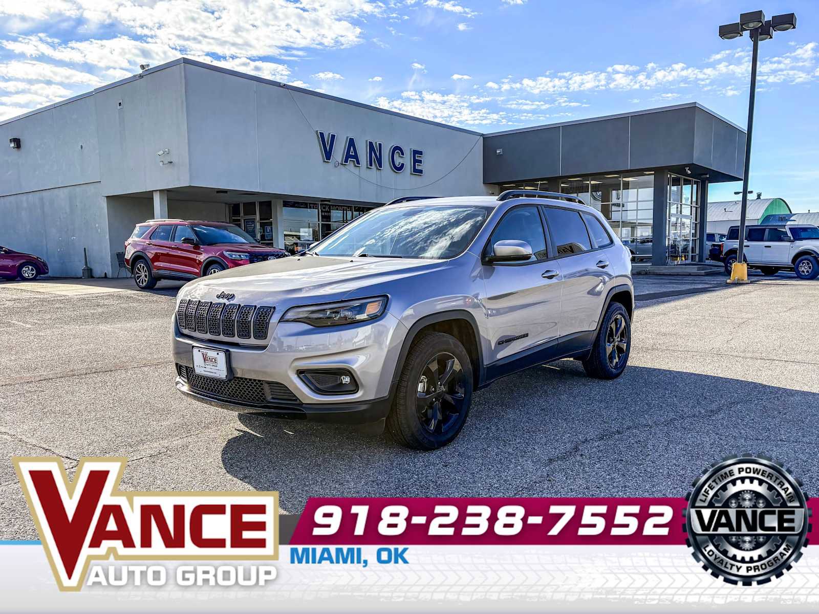 Used 2019 Jeep Cherokee Latitude Plus AWD/4WD image 3