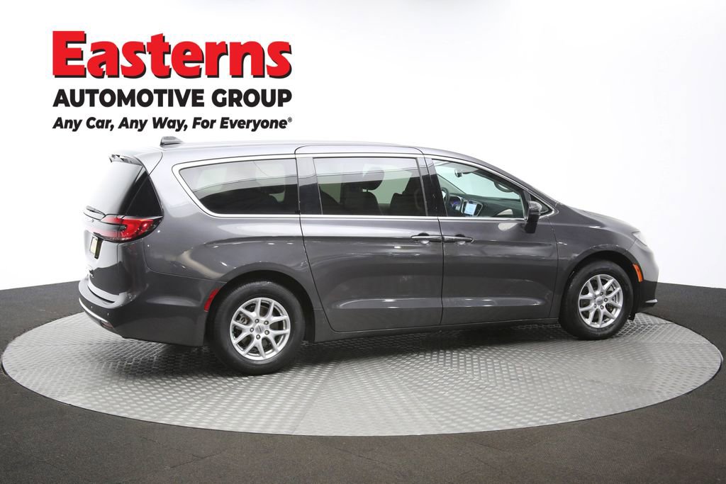 Used 2023 Chrysler Pacifica Touring-L image 44