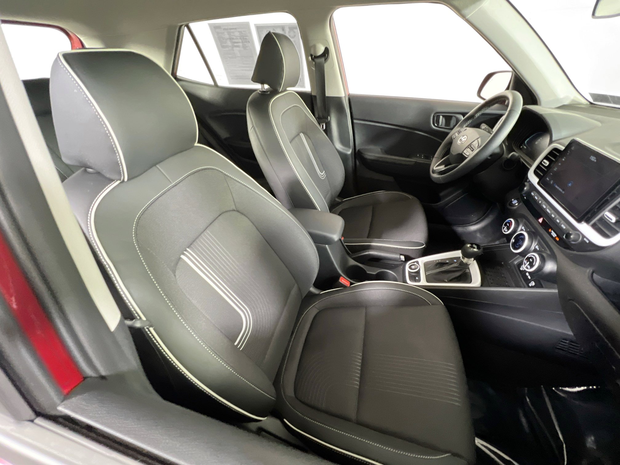 Used 2024 Hyundai Venue Limited image 26