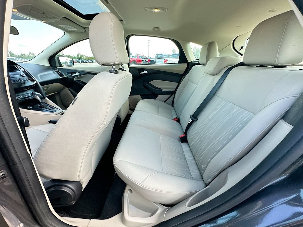 Used 2015 Ford Focus SE w/ SE Sport Package FWD image 17