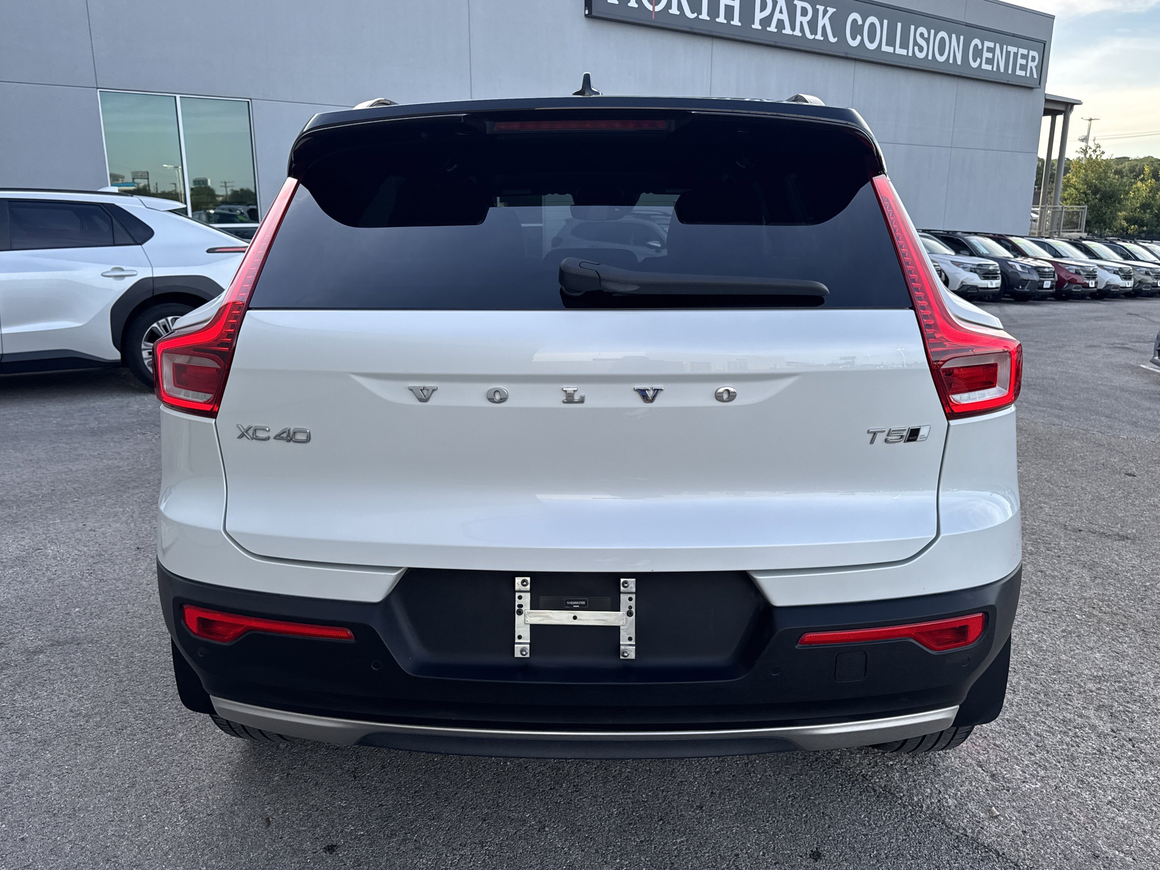 Used 2021 Volvo XC40 T5 R-Design w/ Advanced Package AWD/4WD image 3