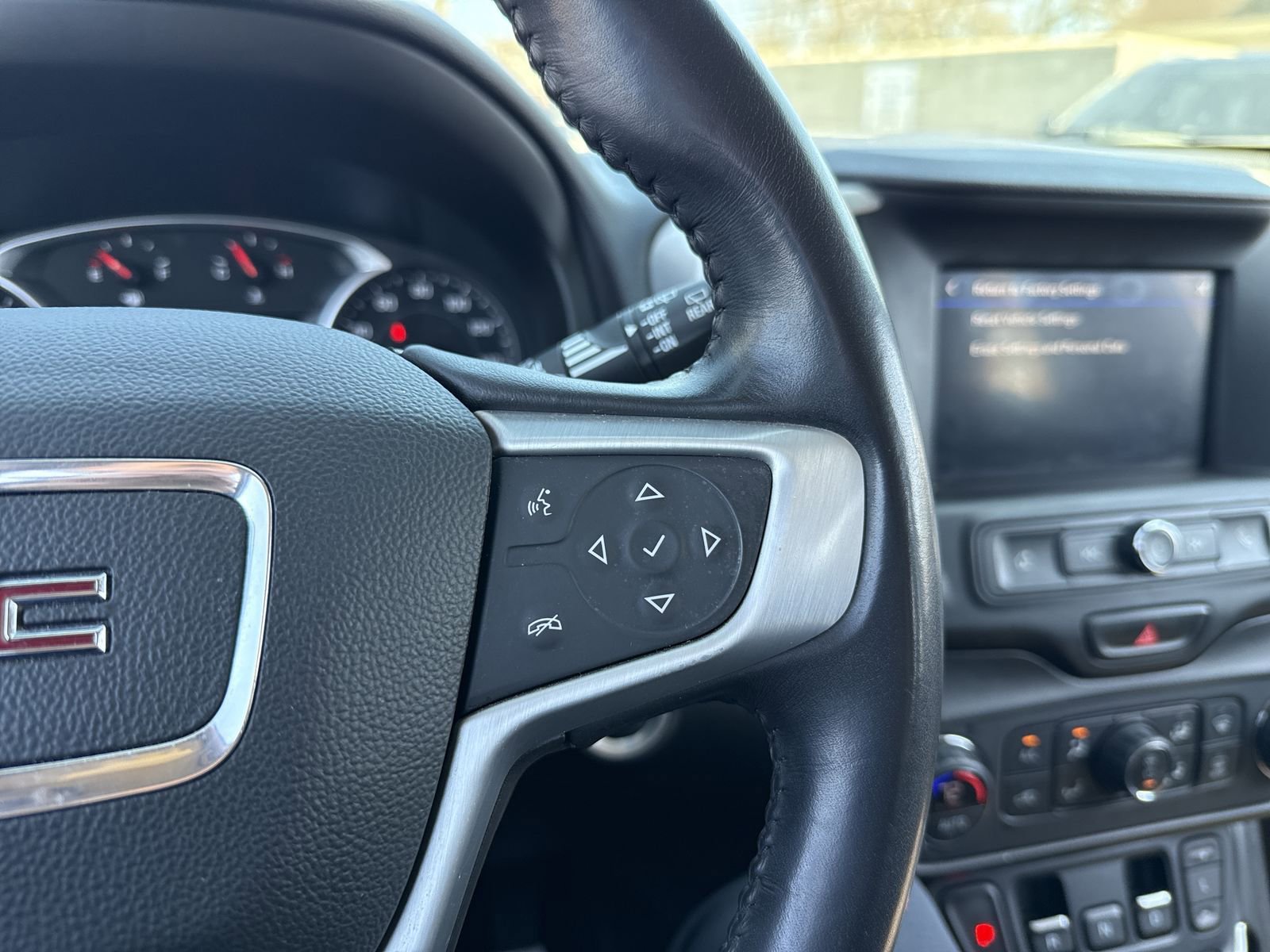 Used 2020 GMC Terrain SLE w/ Driver Convenience Package FWD image 31