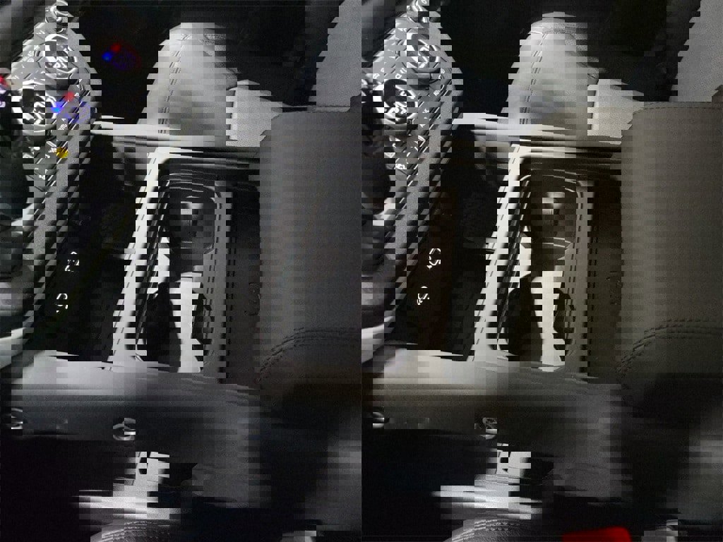 New 2024 Land Rover Defender 110 SE image 20