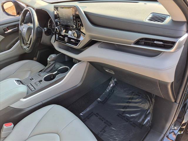 Used 2022 Toyota Highlander XLE FWD image 21
