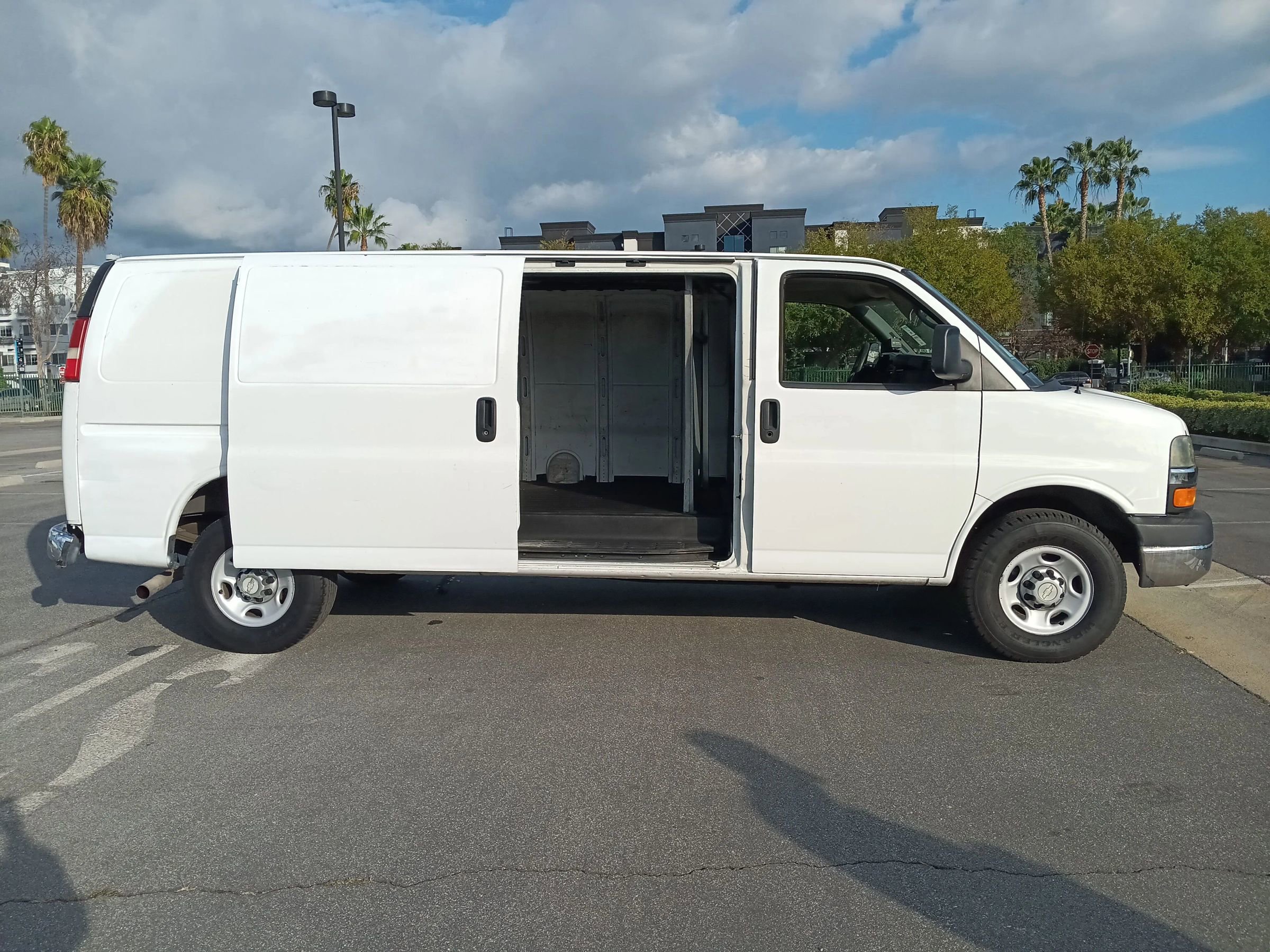 Used 2011 Chevrolet Express 2500 Extended Van 3D w/ Power Package image 5