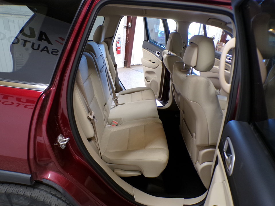 Used 2020 Jeep Grand Cherokee Laredo w/ Security & Convenience Group image 14