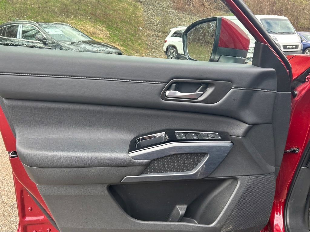 Certified 2025 Nissan Pathfinder SL image 12