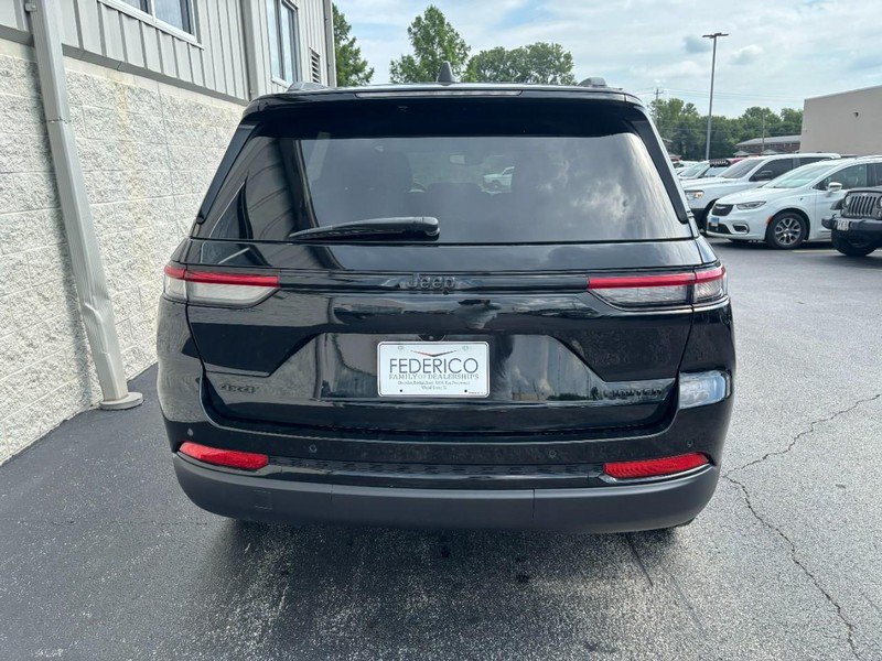 Used 2023 Jeep Grand Cherokee Limited w/ Black Appearance Package AWD/4WD image 4