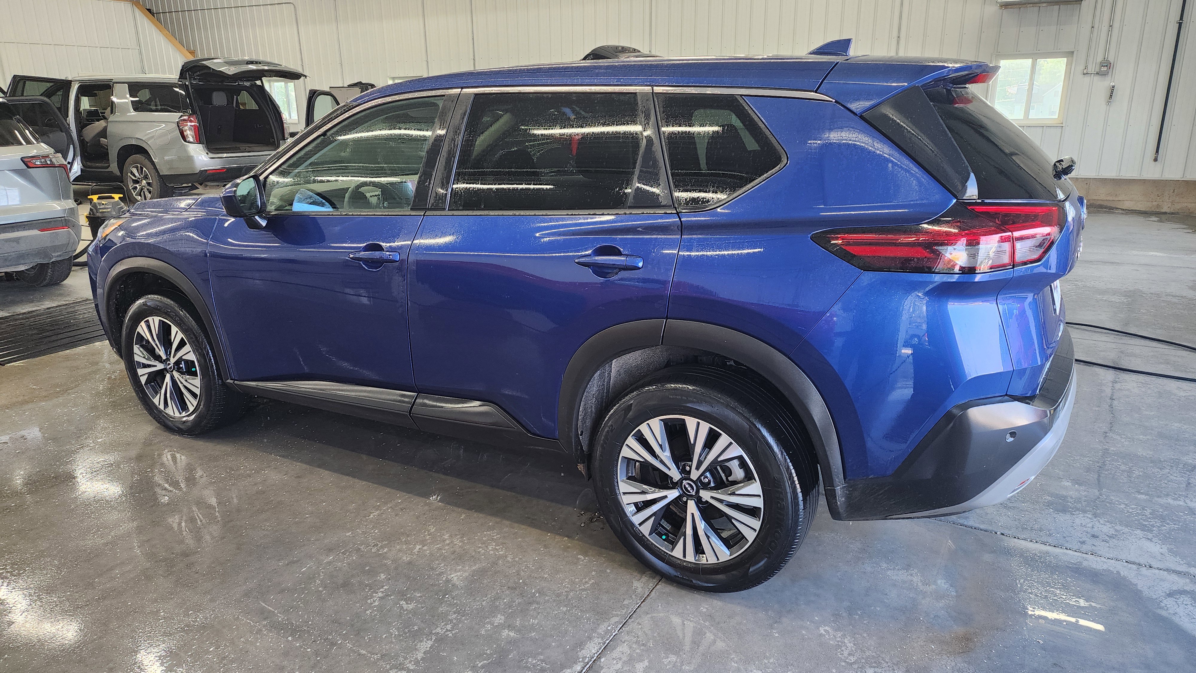 Used 2023 Nissan Rogue SV image 6