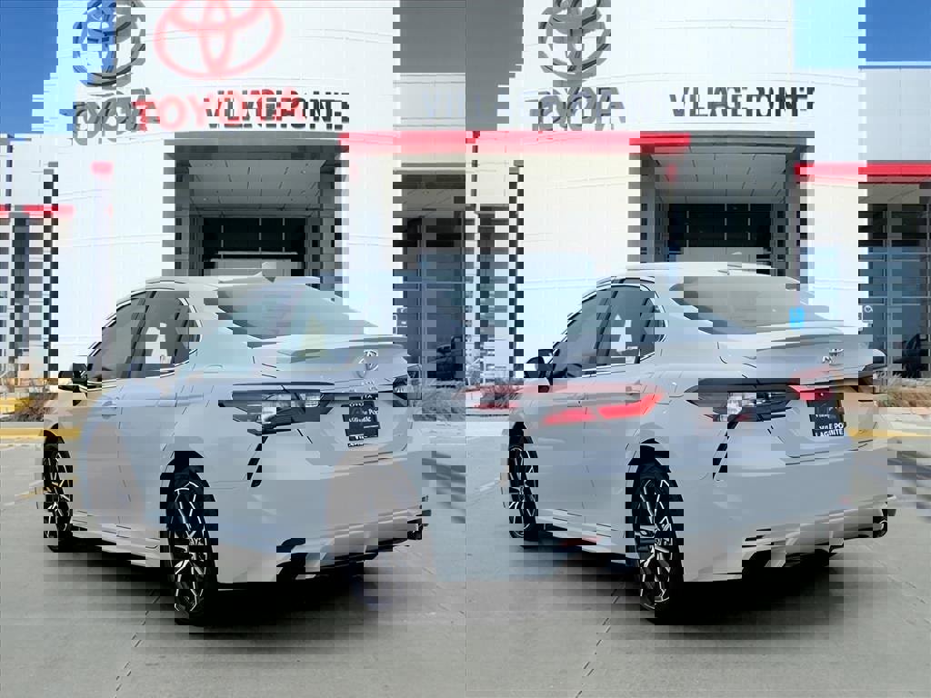 Used 2023 Toyota Camry SE image 3