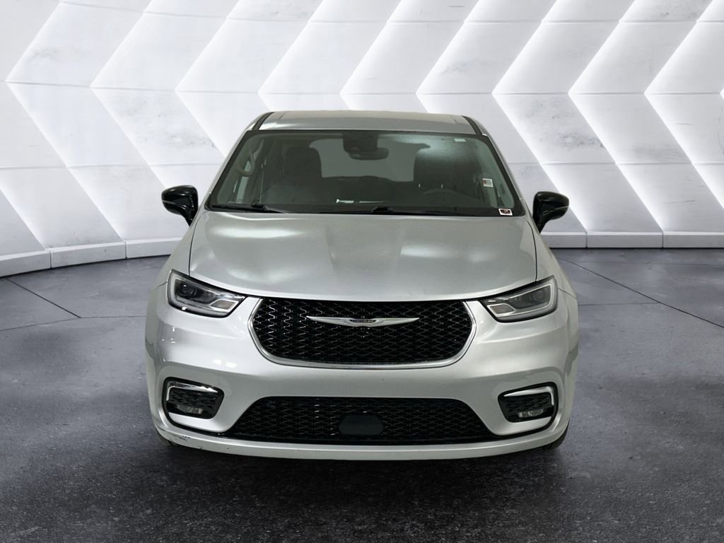 Used 2024 Chrysler Pacifica Touring-L image 2