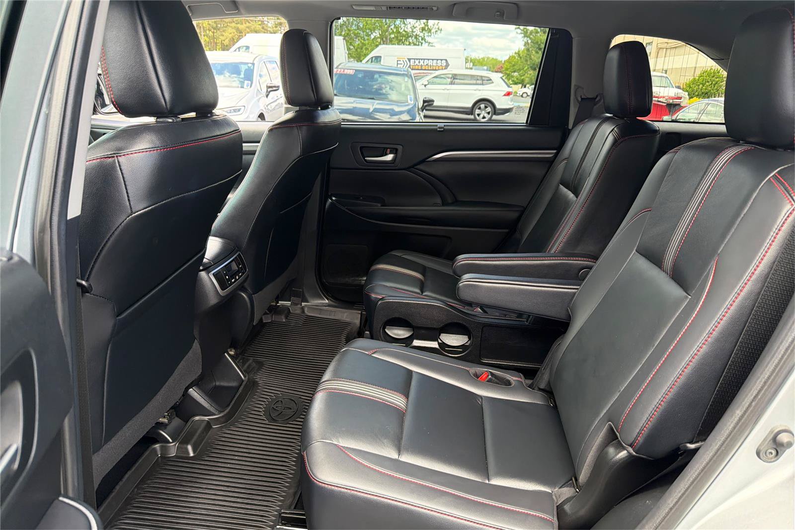 Used 2019 Toyota Highlander SE AWD/4WD image 11