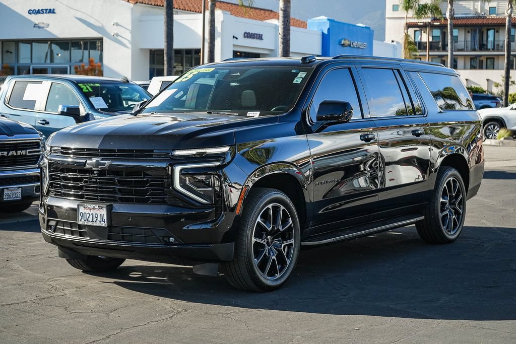 Used 2025 Chevrolet Suburban RST AWD/4WD image 3