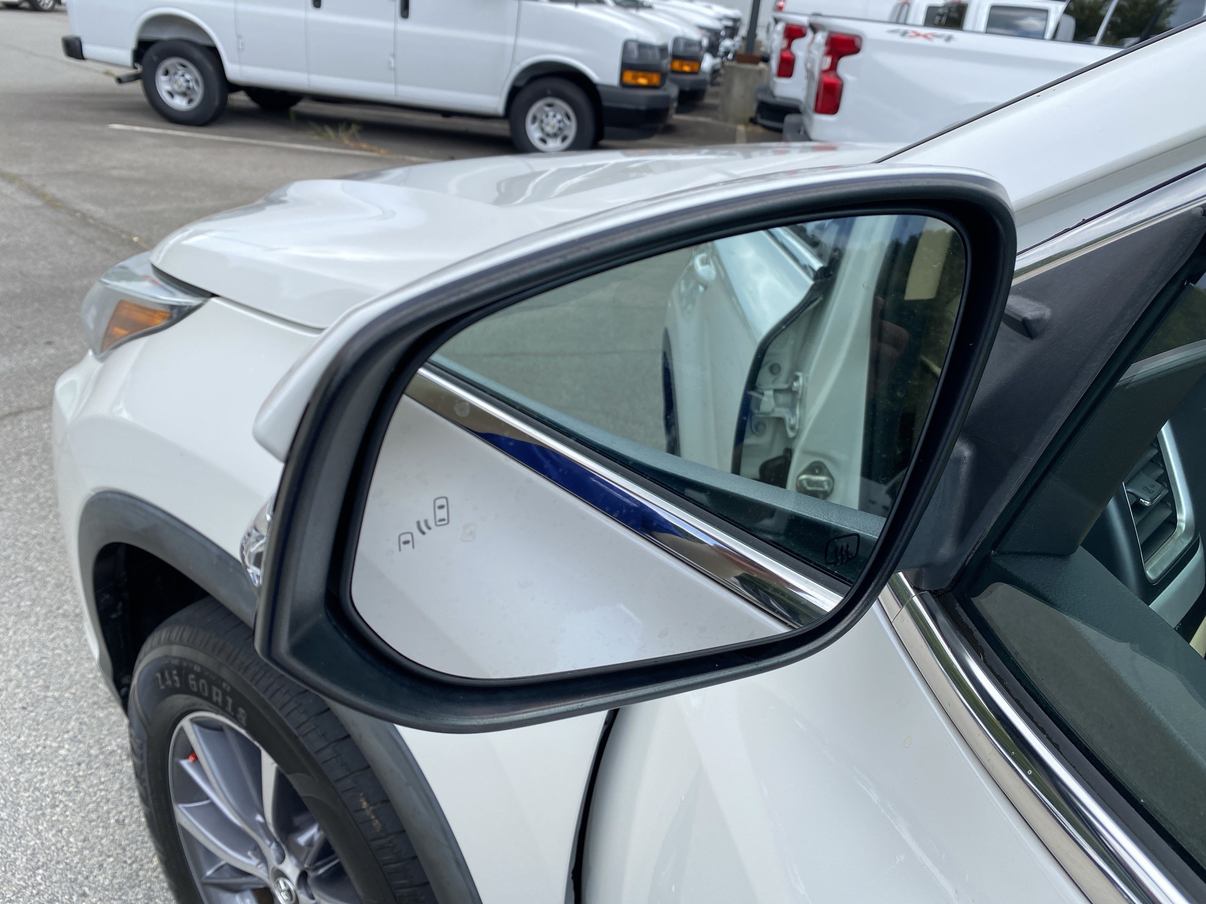 Used 2019 Toyota Highlander XLE FWD image 40