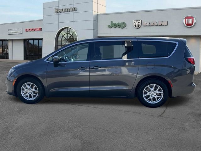 Used 2023 Chrysler Voyager LX image 4