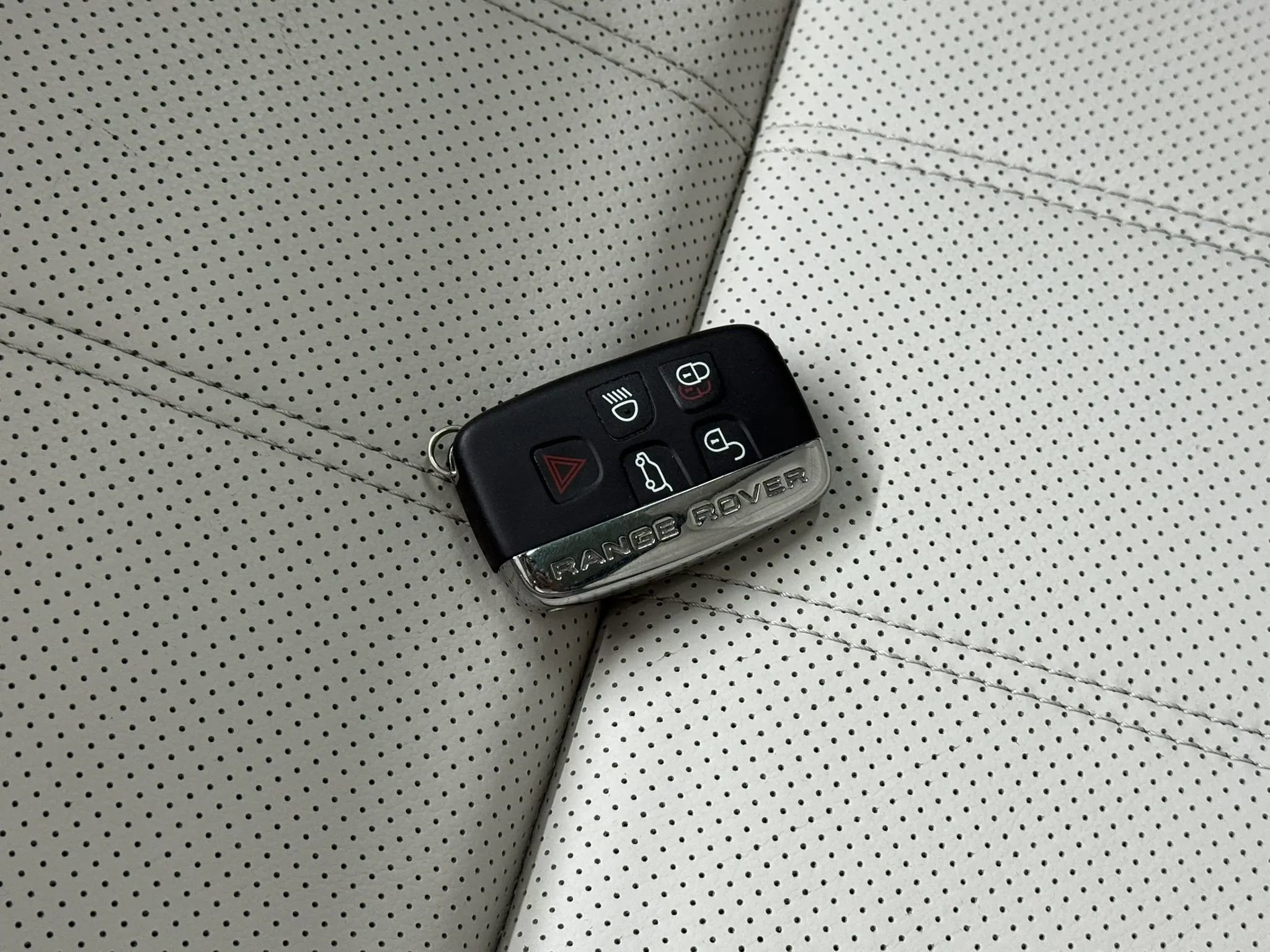 Used 2018 Land Rover Range Rover Velar R-Dynamic SE image 47