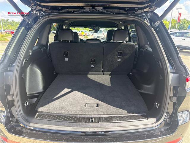 Used 2025 Jeep Grand Cherokee Altitude AWD/4WD image 8