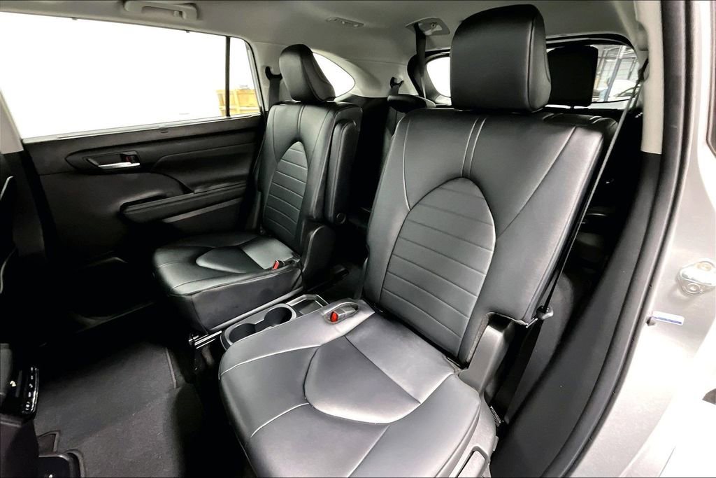 Used 2024 Toyota Highlander XLE image 35