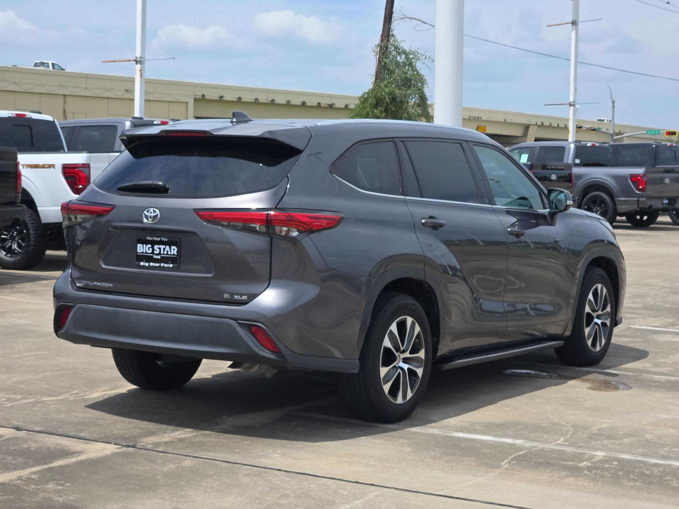 Used 2020 Toyota Highlander XLE FWD image 3