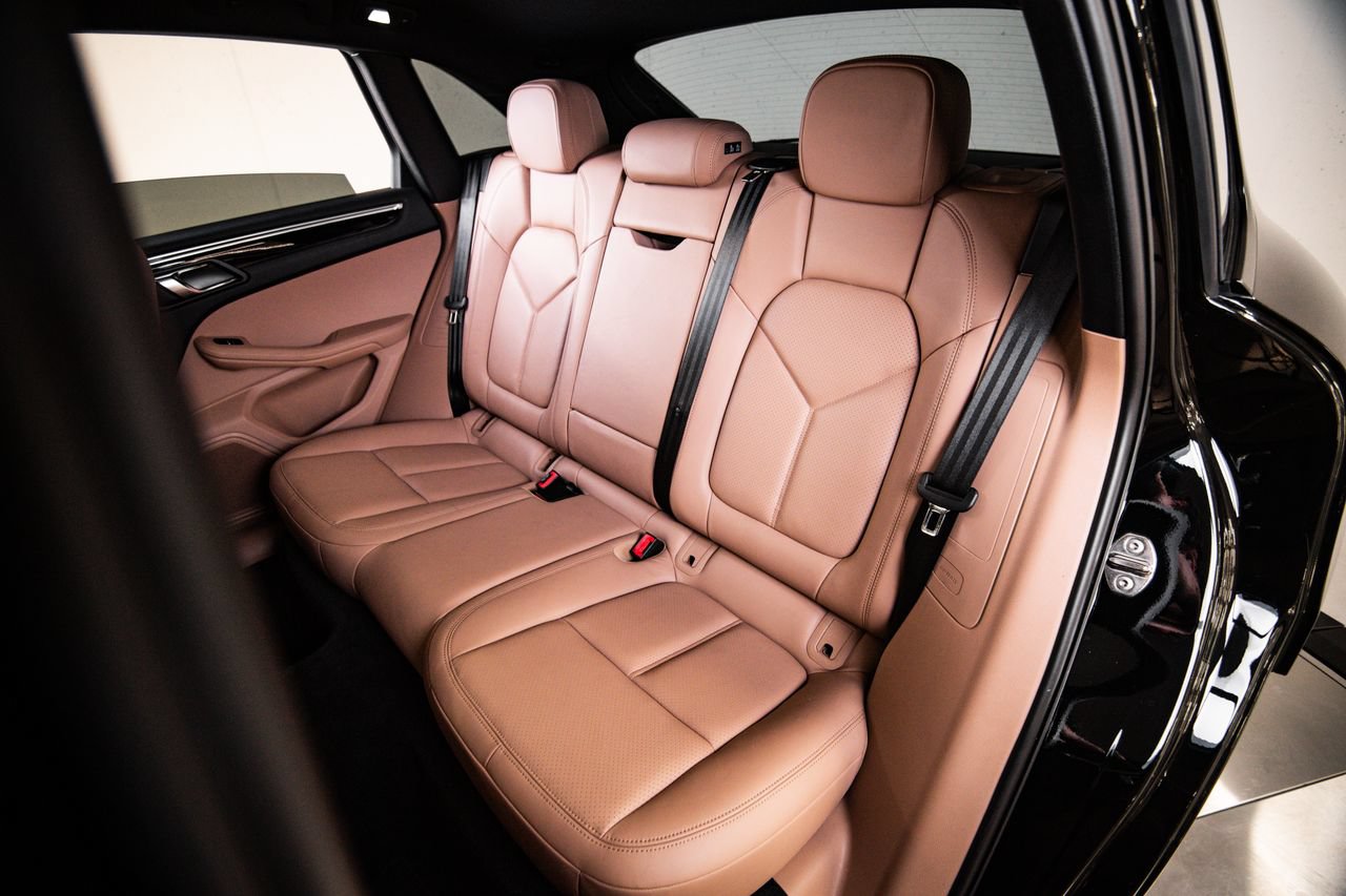 Certified 2023 Porsche Macan AWD/4WD image 24