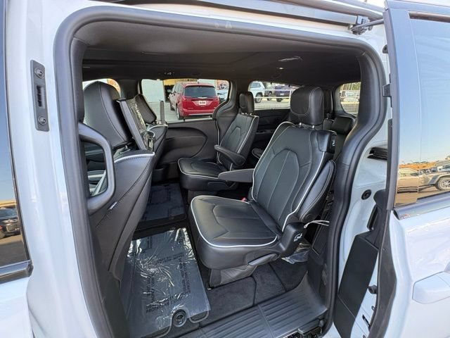 New 2026 Chrysler Pacifica Limited w/ Uconnect Theater Family Group FWD image 22