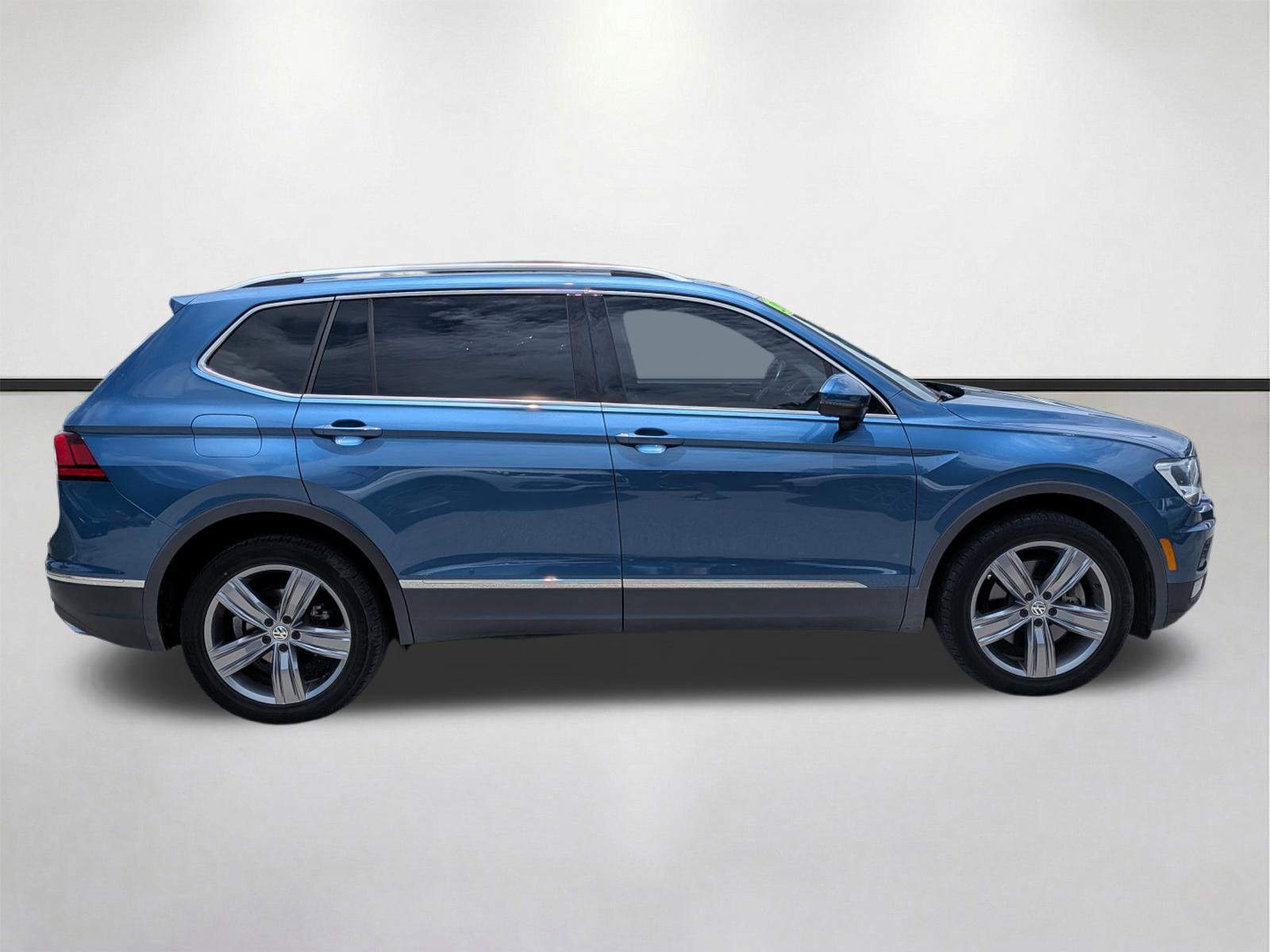 Used 2020 Volkswagen Tiguan SEL AWD/4WD image 3