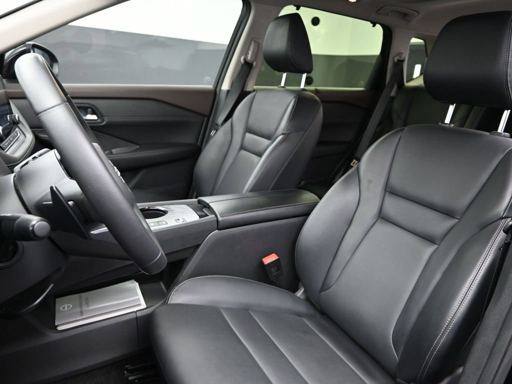 Used 2023 Nissan Rogue SV w/ SV Premium B Package image 16