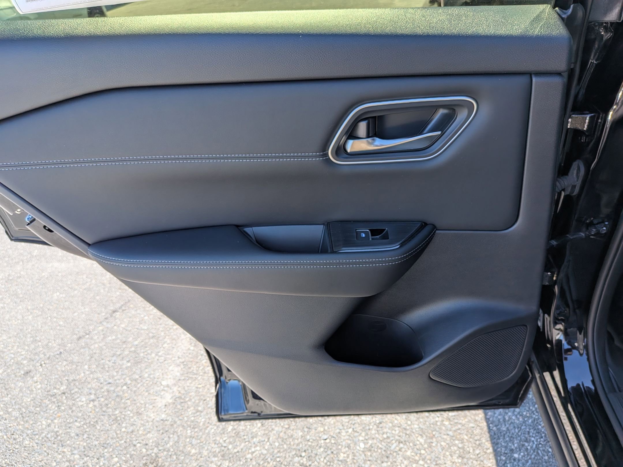 Used 2025 Nissan Rogue Platinum FWD image 28