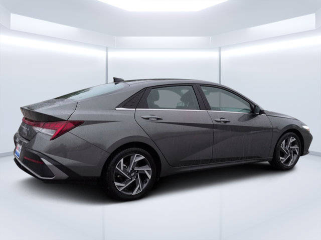 Used 2025 Hyundai Elantra SEL FWD image 3