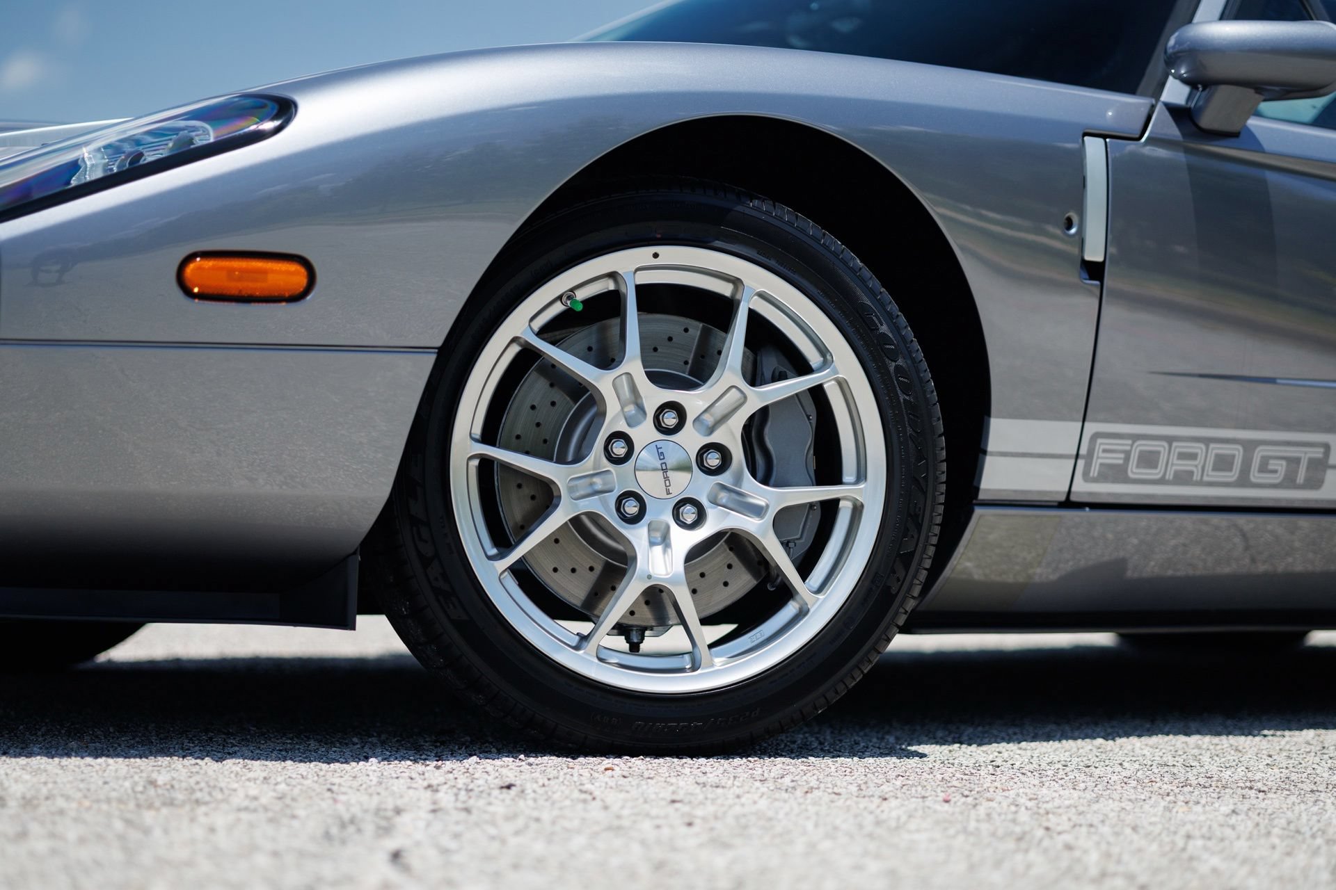 Used 2006 Ford GT RWD image 16